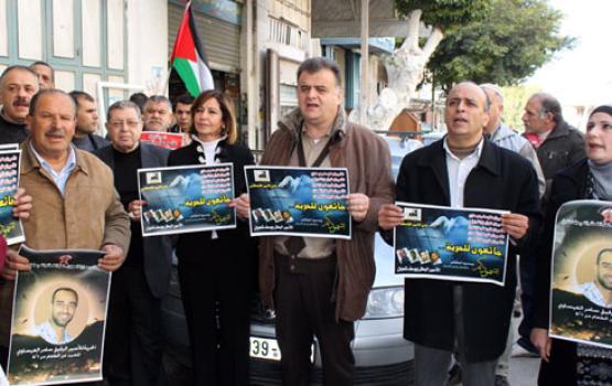 طولكرم: إعتصام تضامني مع الأسرى المضربين عن الطعام