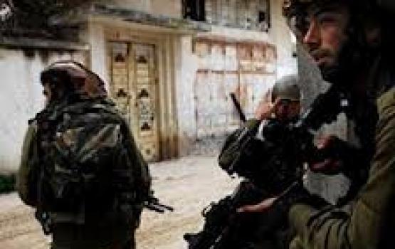 الاحتلال يعتقل شقيق الأسير عز الدين ويقتحم منازل أشقائه