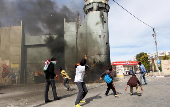 الاحتلال يعتقل شاباً بعد مواجهات في باب العامود