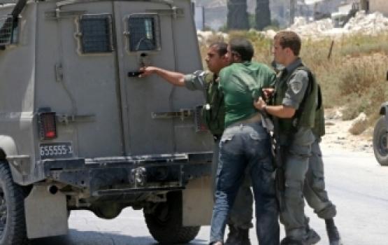 الخليل.. اعتقال مواطن ومداهمات ونصب حواجز