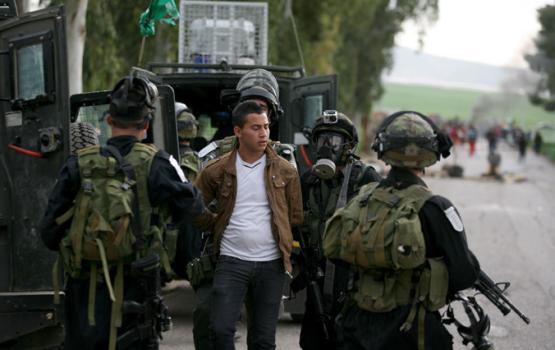 الاحتلال يعتقل 3 مواطنين بالخليل