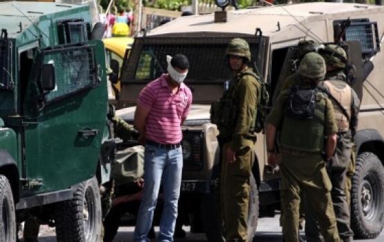 الاحتلال يعتقل شاب علي حاجز بزعم حيازته متفجرات