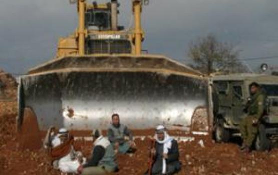 الاحتلال يشق طريقاً في أراضي فقوعة