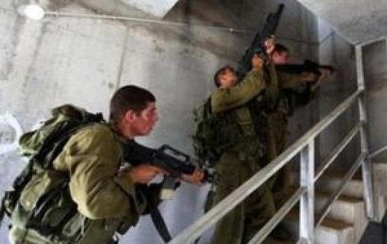 العدو يداهم  عدة منازل في مخيم العزة