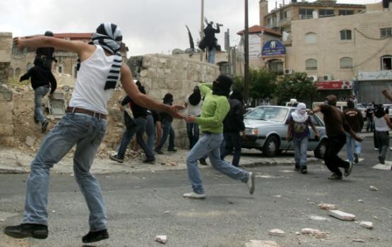 اصابة مستوطنين جراء رشقهم بالحجارة في الخليل