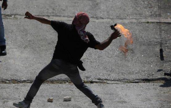 13 زجاجة حارقة على جيش العدو في صوريف وبيت امر