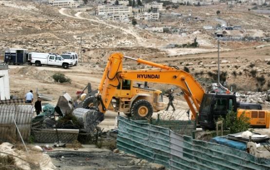 الاحتلال يخطر 9 عائلات بهدم منازلهم بنابلس