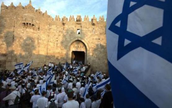 آلاف المستوطنين يتجولون بالقدس بمسيرات ضخمة