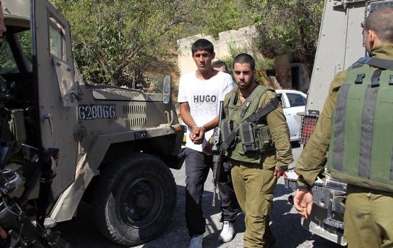 قوات الاحتلال تعتقل شابا غرب الخليل