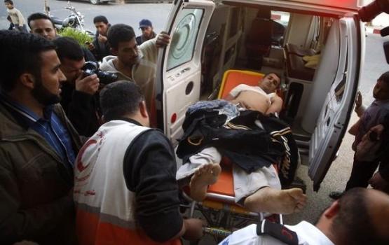 الاحتلال يصيب مواطناً ويتسبب بحريق شرق خانيونس
