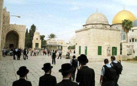 الاحتلال يحاصر المسجد الأقصى ومستوطنون يقتحمون باحاته