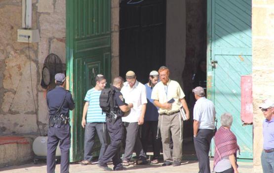 اعتقال شابين والاعتداء على نساء بالأقصى