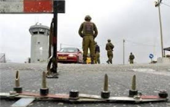 الاحتلال ينصب حواجزه في الخليل ويعتقل شاباً من بيت لحم