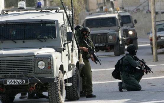 الاحتلال يقتحم قرى برام الله ويسلم مواطناً بلاغاً لمراجعته