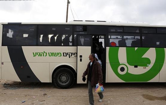 هآرتس: منع الفلسطينيين من ركوب الحافلات "عنصري"