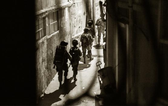  حملة مداهمات واعتقالات طالت 20 مواطناً بالضفة 