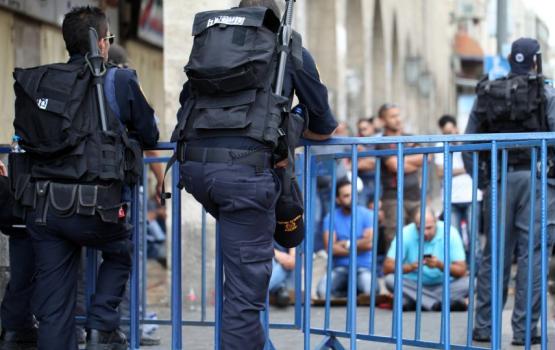 الاحتلال يبعد مزيداً من المقدسيين عن الأقصى