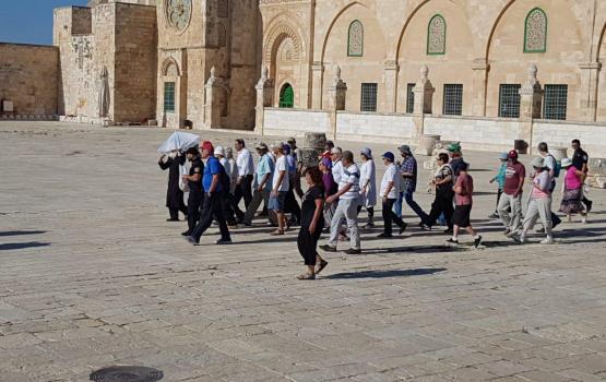 مستوطنون يقتحمون باحات المسجد الأٌقصى