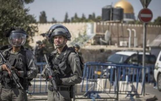 الاحتلال يعتدي على فتيات في منطقة باب العامود