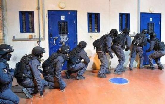 اقتحام قسم "5" في سجن "رامون" ونقل من فيه إلى "نفحة"