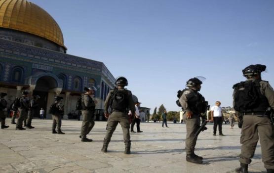 قوات الاحتلال تقتحم المسجد الأقصى وتنتشر عند بواباته