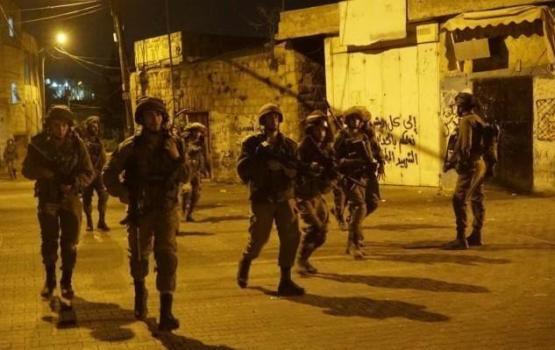 العدو يشن حملة اعتقالات ومداهمات بالخليل