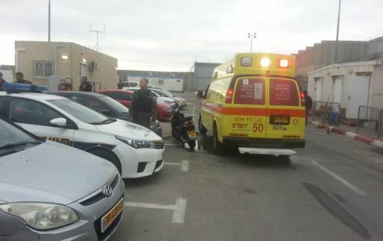 إصابة مجندة بعملية طعن على حاجز قلنديا واعتقال المنفذة
