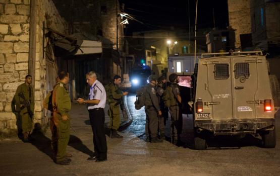 الاحتلال يشن حملة اعتقالات ويستدعي شابًا بالضفة 