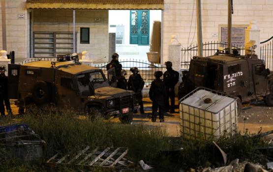 العدو يعتقل 17 مواطناً خلال مداهمات بالضفة