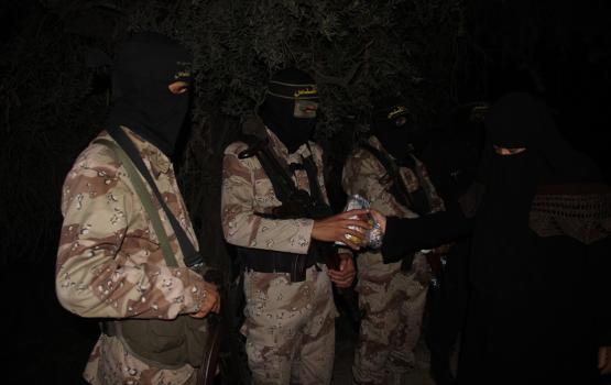 صور.. والدة أحد المجاهدين تفاجئ ابنها وتزوره في الثغور