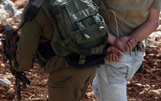 الاحتلال يعتقل شابا من جنين على حاجز عسكري