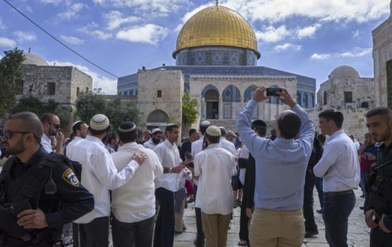 عشرات المستوطنين يقتحمون المسجد الأقصى