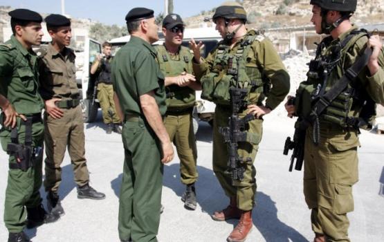  السلطة تسلم الاحتلال 5 مستوطنين تسللوا للضفة 