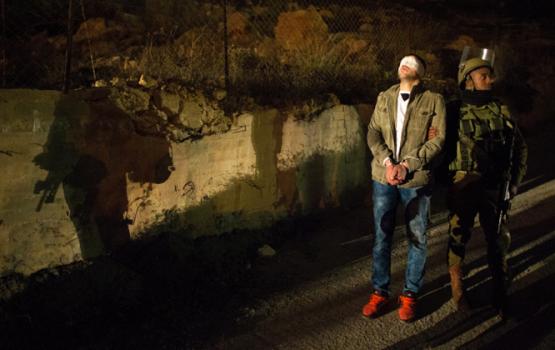 الاحتلال يعتقل 14 مواطنًا بمداهمات في الضفة