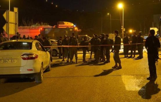 العدو يعتقل والدة الشهيد أشرف هلسة واثنين من أشقائه