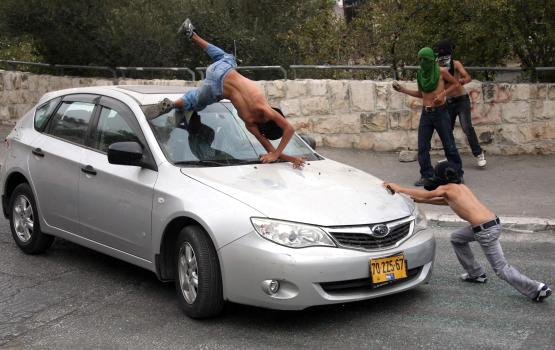 مغتصب صهيوني يدهس فتى ويصيبه بجراح بالخليل