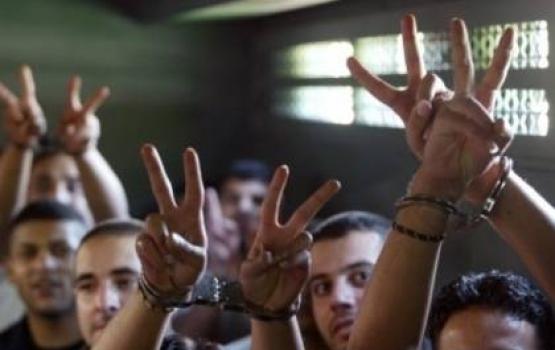 الأسرى يشرعون باضراب مفتوح عن الطعام بسبب الأجهزة المسرطنة