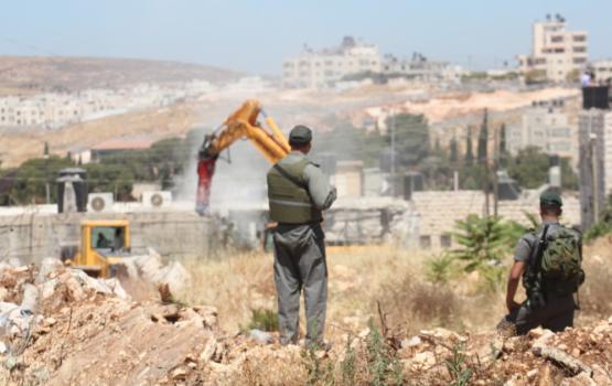 الاحتلال يخطر بهدم ثلاثة منازل جنوب الخليل