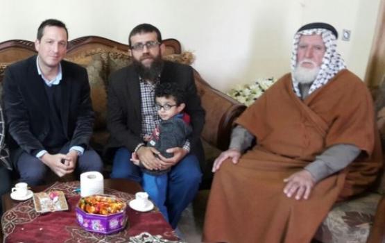عدنان يطالب الصليب بالوقوف لجانب المعتقلين السياسيين في سجون السلطة