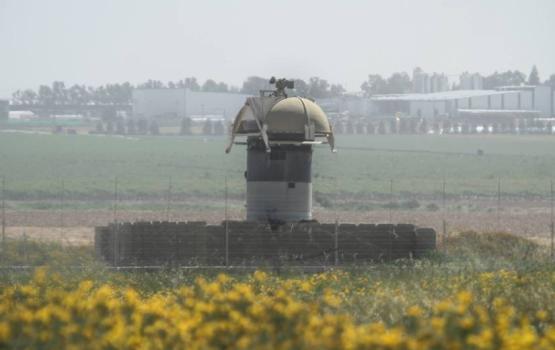 العدو يستهدف المزارعين وسط وجنوب القطاع