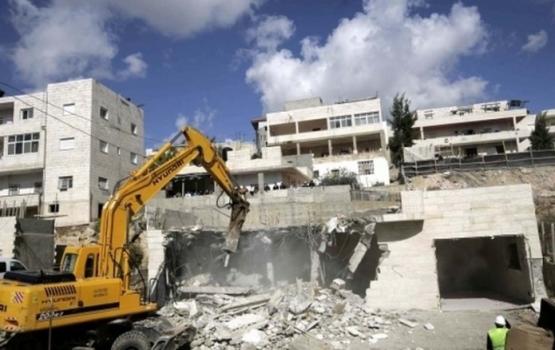 الاحتلال يخطر بوقف البناء في 11 منزلا وملعب وشارع في سلفيت