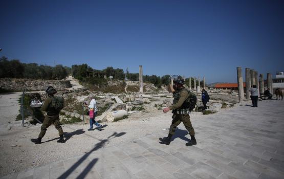 مستوطنون يقتحمون المنطقة الأثرية في سبسطية