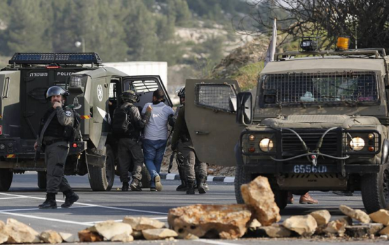 الاحتلال يعتقل ثلاثة فلسطينيين من القدس والخليل