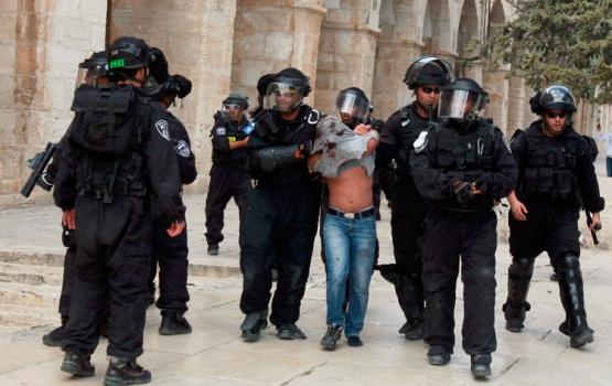 الاحتلال يعتقل 5 شبان من نابلس على أبواب الأقصى