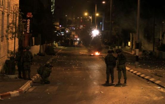 شبان يلقون عبوات متفجرة على نقطة للاحتلال جنوب القدس