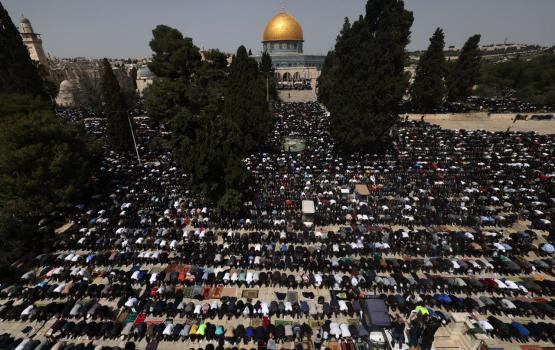 ربع مليون مصلٍ يؤدون صلاة الجمعة في باحات الأقصى