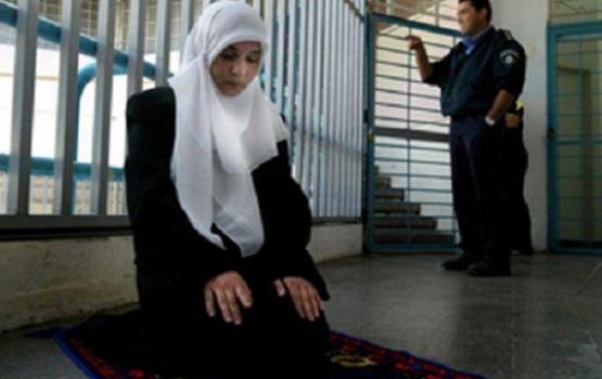 42 اسيرة يعشن ظروفاً صعبة في سجون الاحتلال
