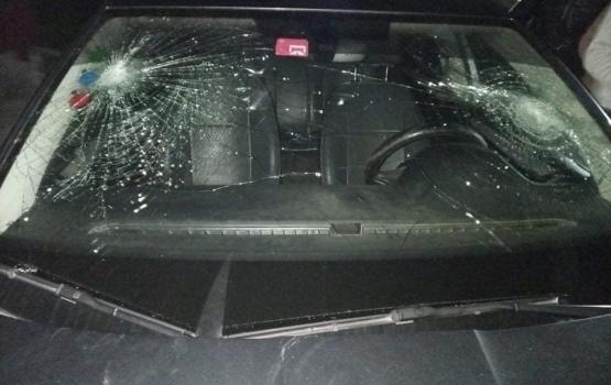 مستوطنون يهاجمون عائلة ويحطمون مركبتها غرب سلفيت