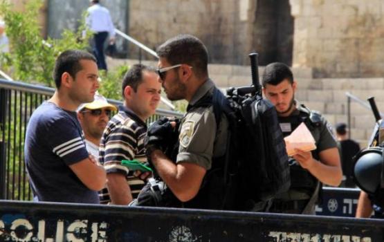الاحتلال يستدعي عشرات الشبان من القدس والداخل ويبعدهم عن الأقصى