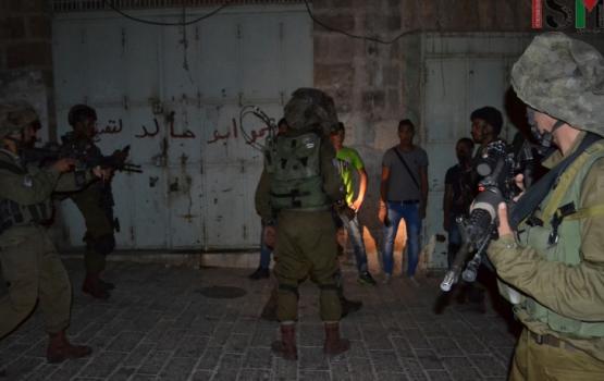 العدو يعتقل 9 مواطنين خلال حملة مداهمات ليلية بالضفة